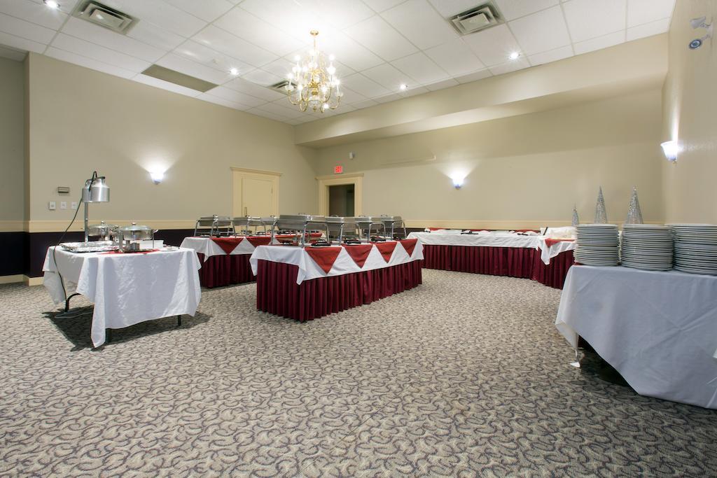 The Vance Creek Hotel & Conference Centre Silver Star Extérieur photo